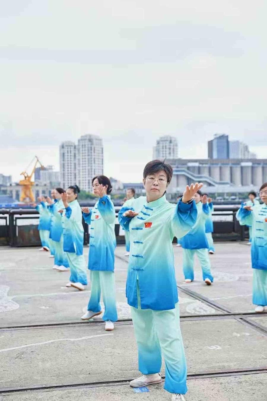 现场的三个, inews