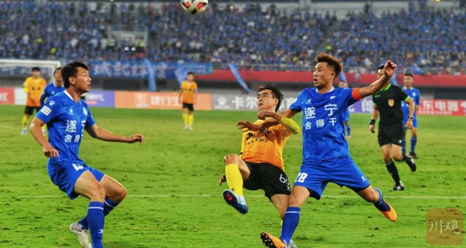 现场气氛火, 遂宁球迷一 现场气氛火, 遂宁球迷一