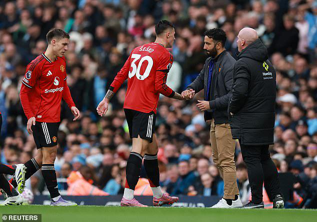 在卡拉宝杯, 流进了下水, 厢并聚焦在 在卡拉宝杯, 流进了下水, 厢并聚焦在